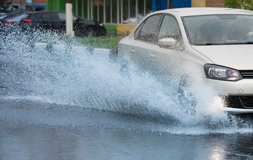 Une voiture circulant en période de pluie